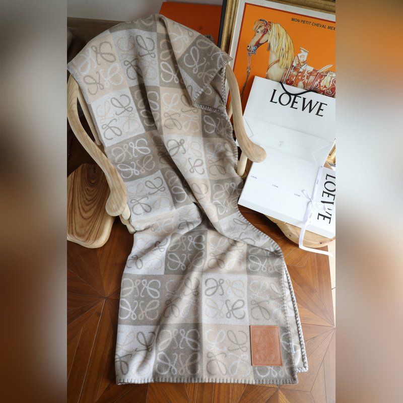 Loewe  毯子 手感很好的羊毛做的 手感柔和 不易起球 原版皮牌 原標 質