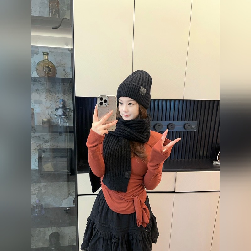 羅意威Loewe 小紅書爆款，官網新品經典套裝帽子！帽子 圍巾！手感一級棒！暖暖