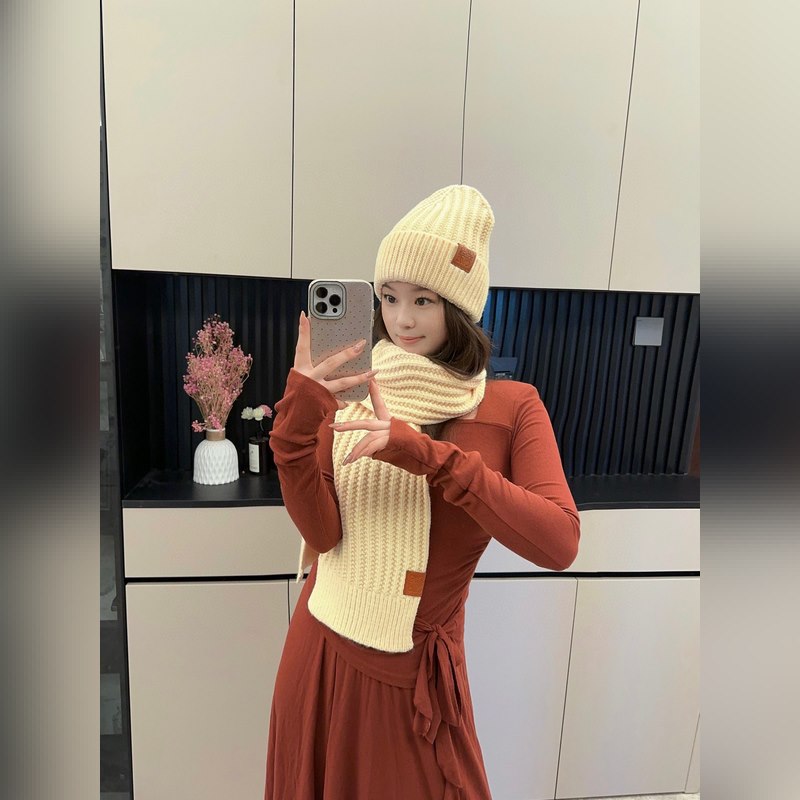 羅意威Loewe 小紅書爆款，官網新品經典套裝帽子！帽子 圍巾！手感一級棒！暖暖