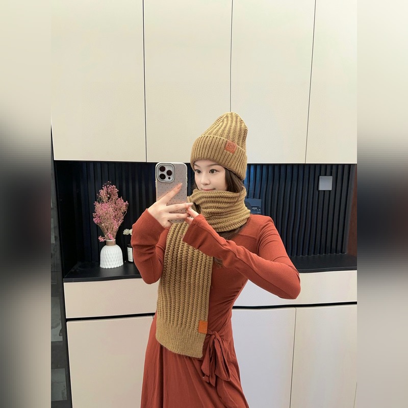 羅意威Loewe 小紅書(shū)爆款，官網(wǎng)新品經(jīng)典套裝帽子！帽子 圍巾！手感一級(jí)棒！暖暖