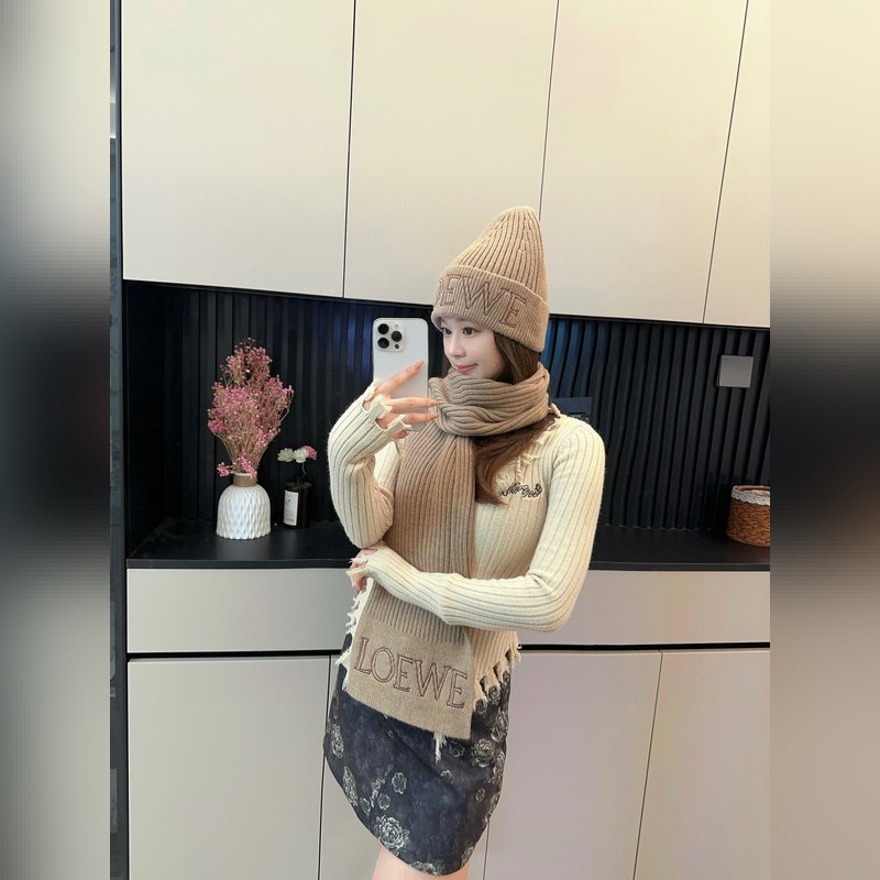 羅意威Loewe 小紅書爆款，官網新品經典套裝帽子！帽子 圍巾！手感一級棒！暖暖
