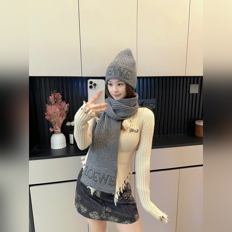 羅意威Loewe 小紅書爆款，官網(wǎng)新品經(jīng)典套裝帽子！帽子 圍巾！手感一級棒！暖暖