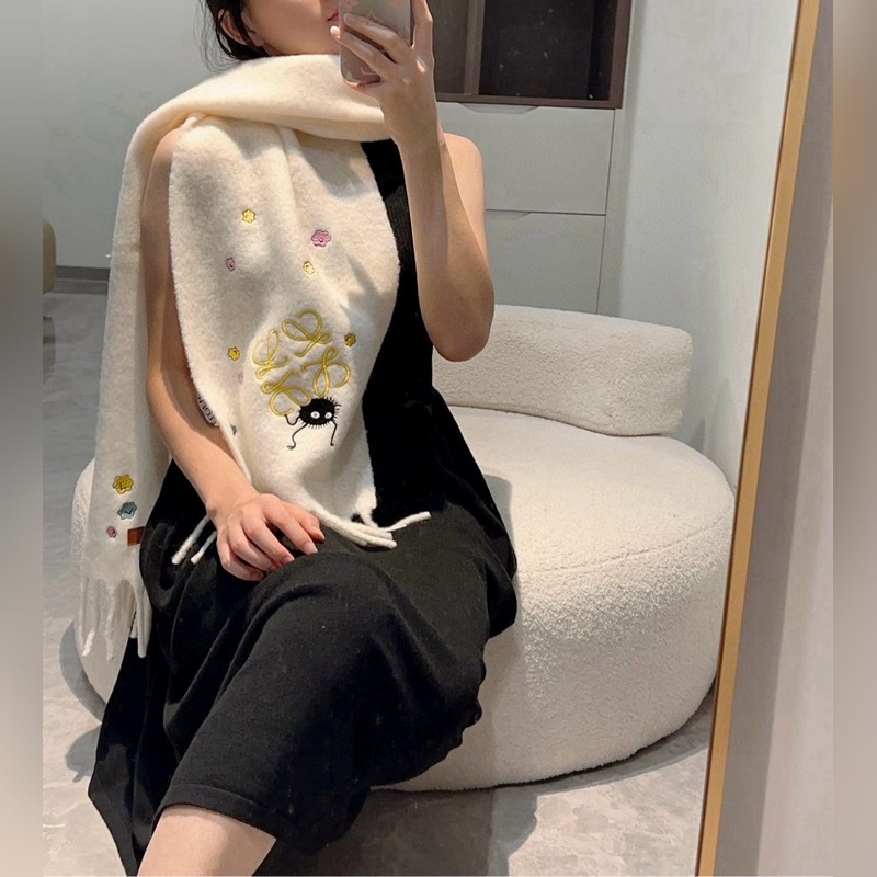loewe 超美新款馬海毛圍巾！超級推薦入手！]質感好貨！羅意威主打的馬海毛圍巾