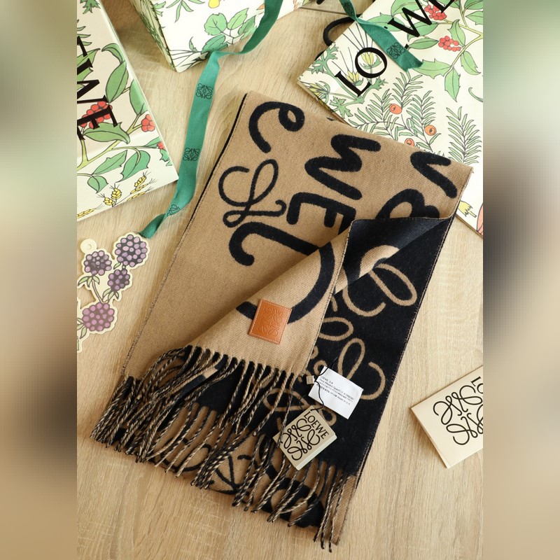 羅字母塗鴉圍巾 比做工 比配件 比精緻度 羅意威塗鴉款雙面圍巾，男女同款。loe