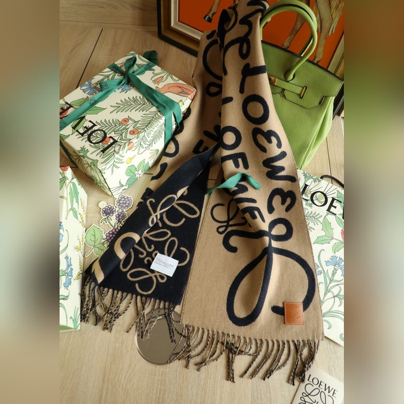 羅字母塗鴉圍巾 比做工 比配件 比精緻度 羅意威塗鴉款雙面圍巾，男女同款。loe