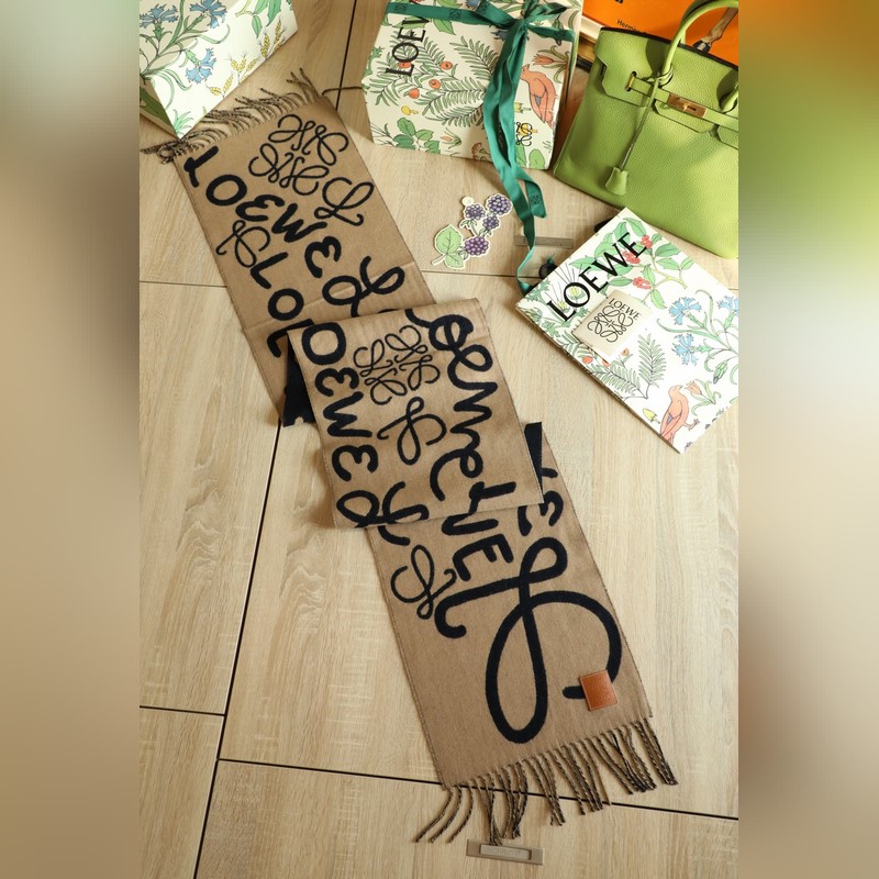 羅字母塗鴉圍巾 比做工 比配件 比精緻度 羅意威塗鴉款雙面圍巾，男女同款。loe