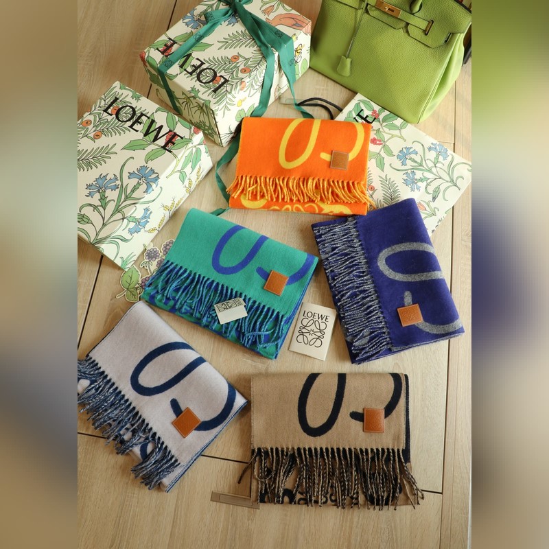 羅字母塗鴉圍巾 比做工 比配件 比精緻度 羅意威塗鴉款雙面圍巾，男女同款。loe