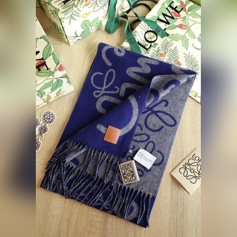 羅字母塗鴉圍巾 比做工 比配件 比精緻度 羅意威塗鴉款雙面圍巾，男女同款。loe