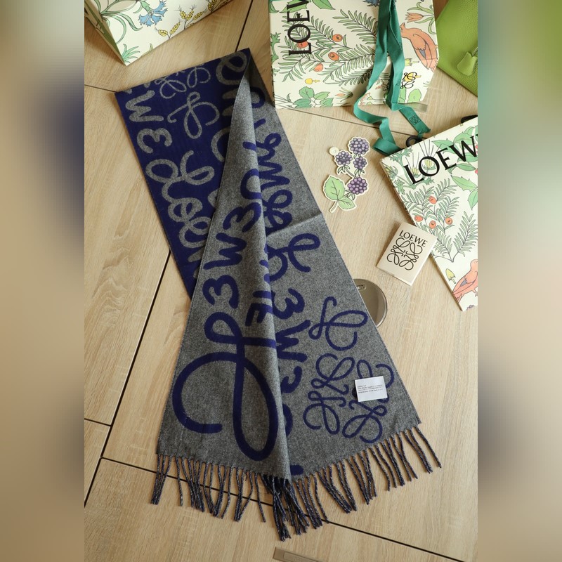 羅字母塗鴉圍巾 比做工 比配件 比精緻度 羅意威塗鴉款雙面圍巾，男女同款。loe