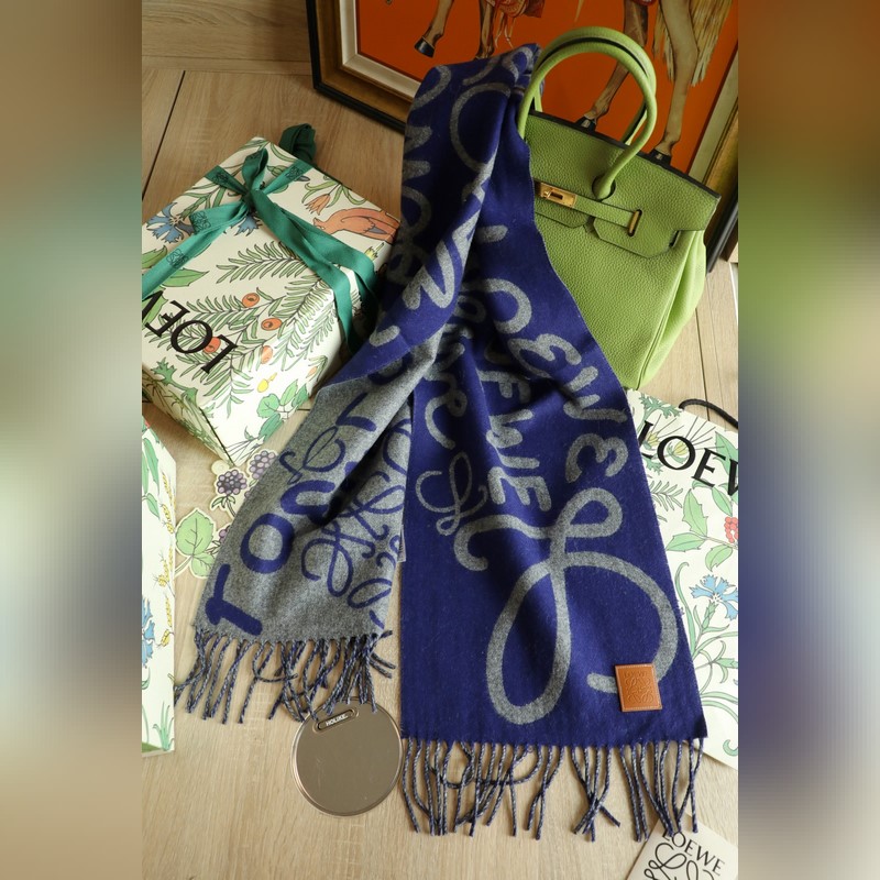 羅字母塗鴉圍巾 比做工 比配件 比精緻度 羅意威塗鴉款雙面圍巾，男女同款。loe