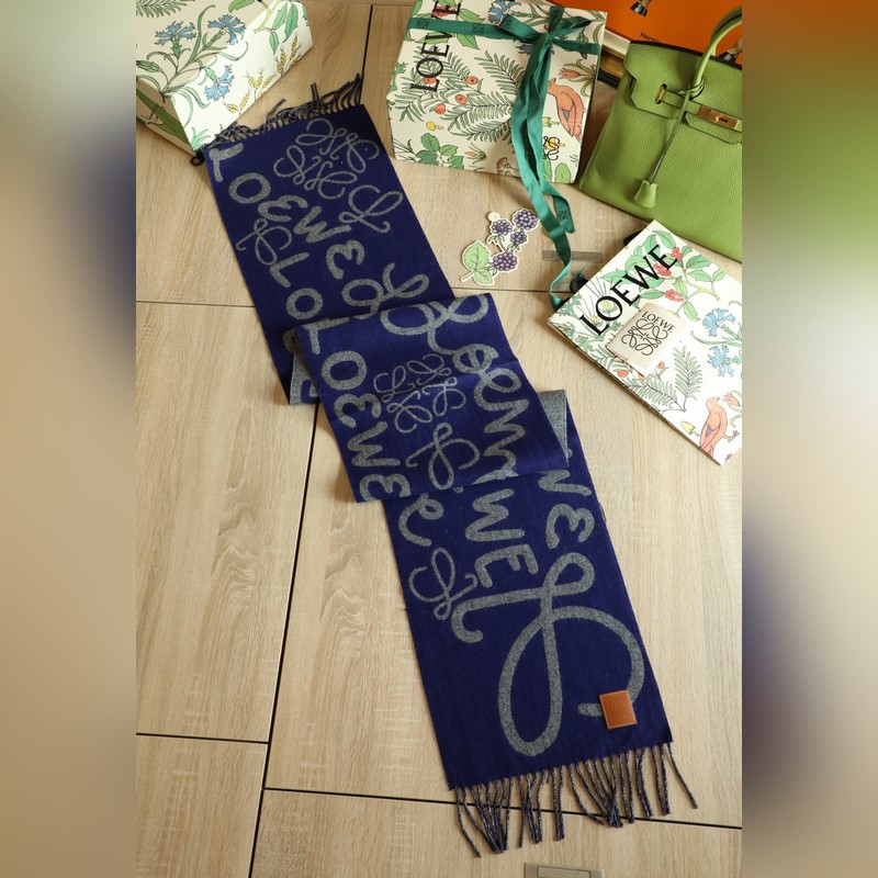 羅字母塗鴉圍巾 比做工 比配件 比精緻度 羅意威塗鴉款雙面圍巾，男女同款。loe