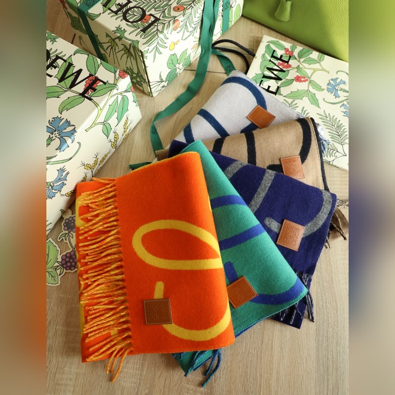 羅字母塗鴉圍巾 比做工 比配件 比精緻度 羅意威塗鴉款雙面圍巾，男女同款。loe