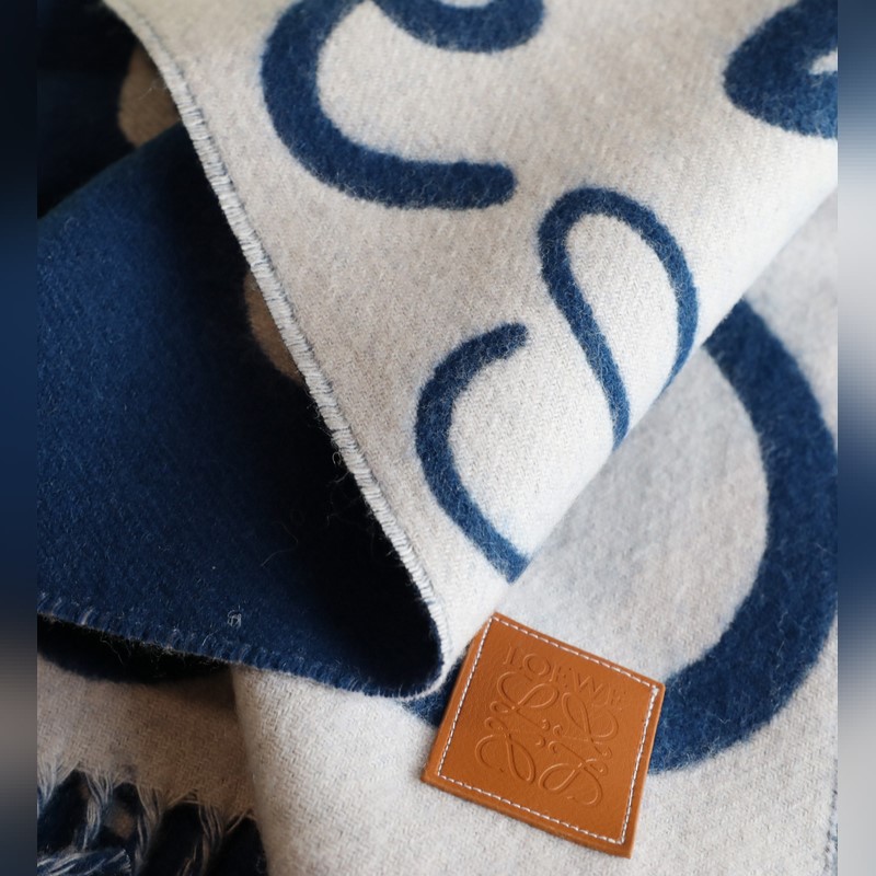 羅字母塗鴉圍巾 比做工 比配件 比精緻度 羅意威塗鴉款雙面圍巾，男女同款。loe