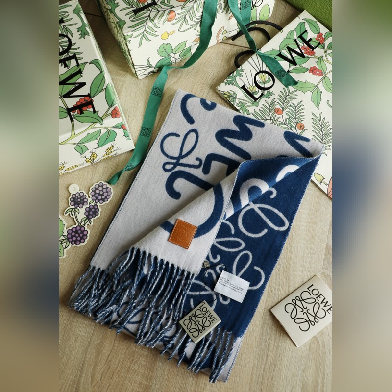 羅字母塗鴉圍巾 比做工 比配件 比精緻度 羅意威塗鴉款雙面圍巾，男女同款。loe