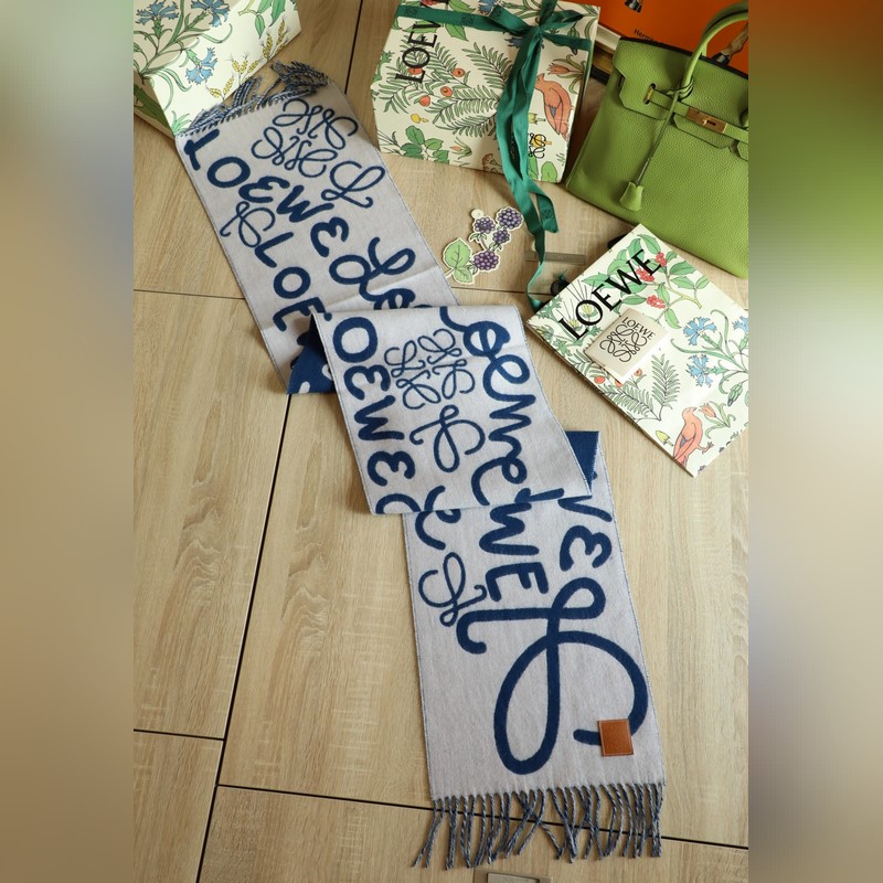 羅字母塗鴉圍巾 比做工 比配件 比精緻度 羅意威塗鴉款雙面圍巾，男女同款。loe