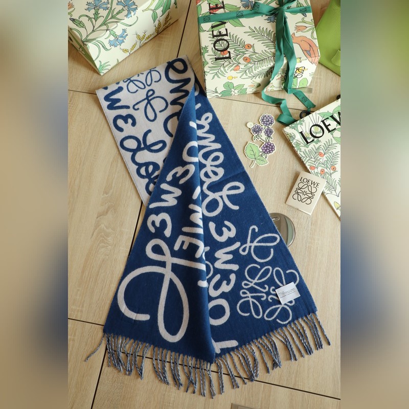 羅字母塗鴉圍巾 比做工 比配件 比精緻度 羅意威塗鴉款雙面圍巾，男女同款。loe