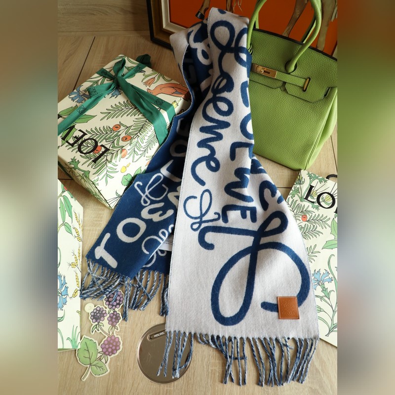 羅字母塗鴉圍巾 比做工 比配件 比精緻度 羅意威塗鴉款雙面圍巾，男女同款。loe