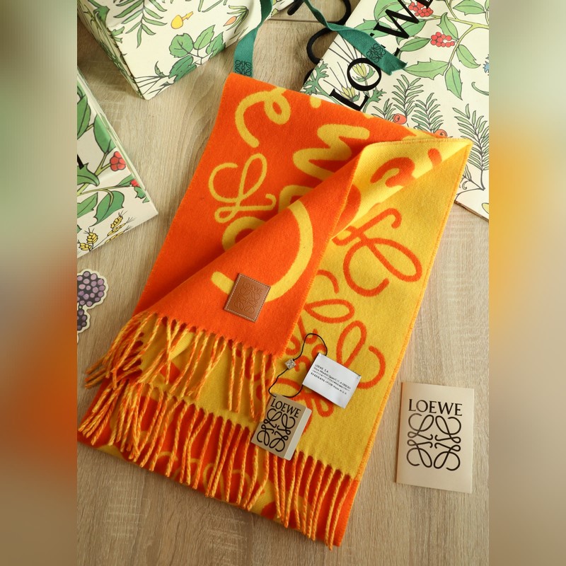 羅字母塗鴉圍巾 比做工 比配件 比精緻度 羅意威塗鴉款雙面圍巾，男女同款。loe