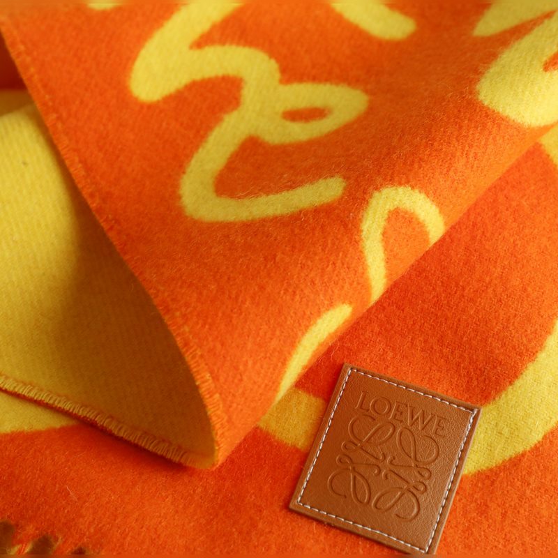 羅字母塗鴉圍巾 比做工 比配件 比精緻度 羅意威塗鴉款雙面圍巾，男女同款。loe