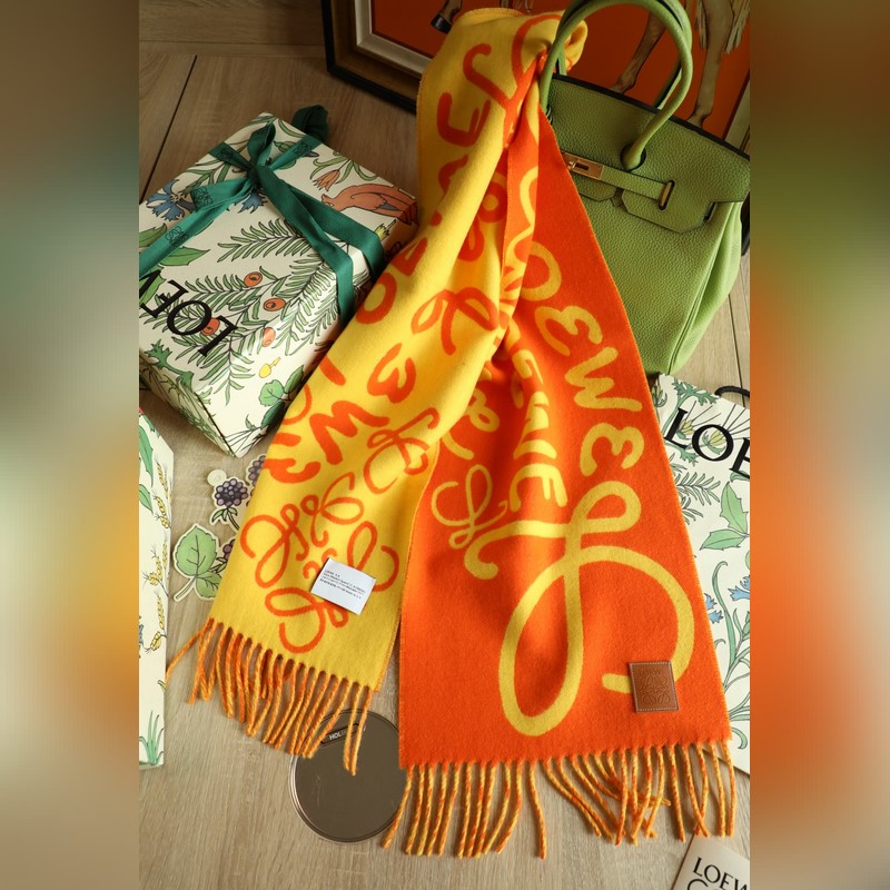 羅字母塗鴉圍巾 比做工 比配件 比精緻度 羅意威塗鴉款雙面圍巾，男女同款。loe