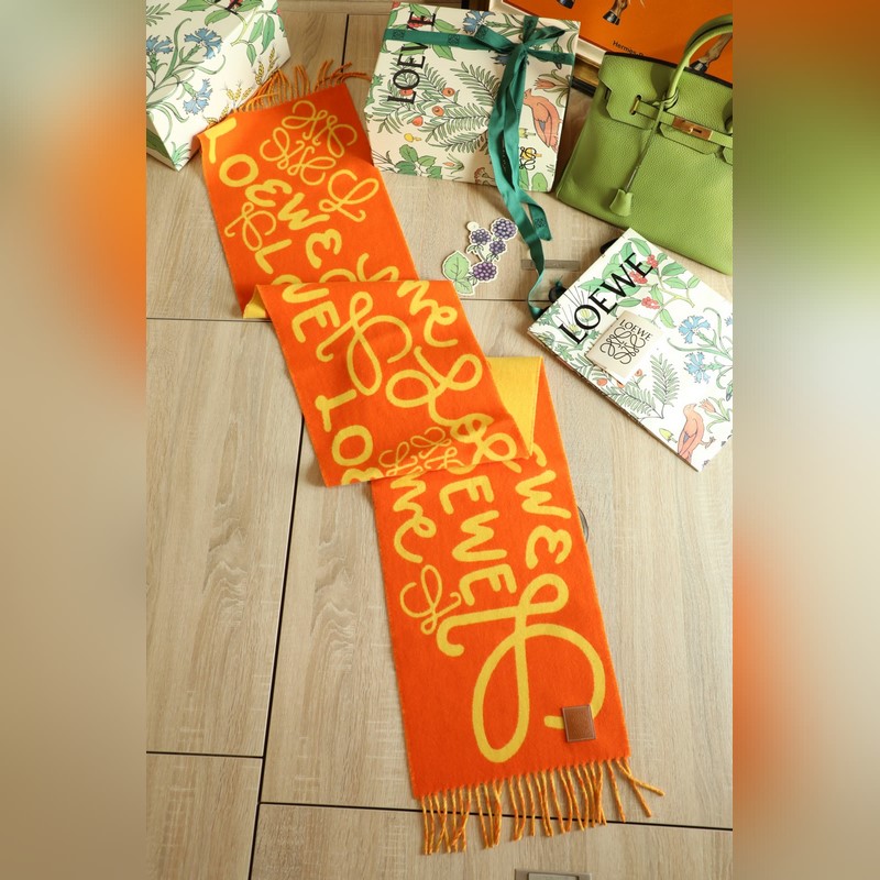 羅字母塗鴉圍巾 比做工 比配件 比精緻度 羅意威塗鴉款雙面圍巾，男女同款。loe