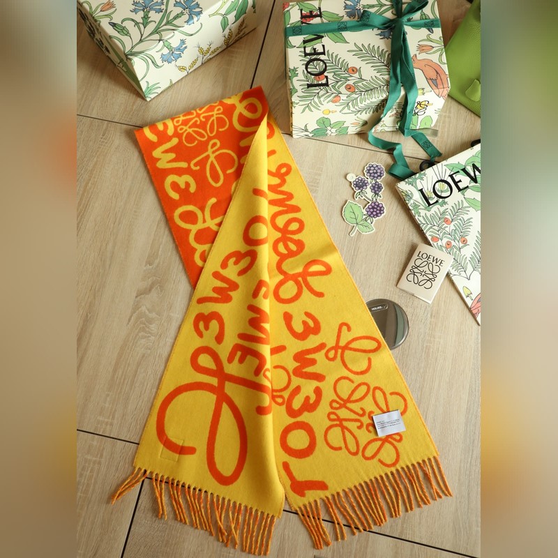 羅字母塗鴉圍巾 比做工 比配件 比精緻度 羅意威塗鴉款雙面圍巾，男女同款。loe