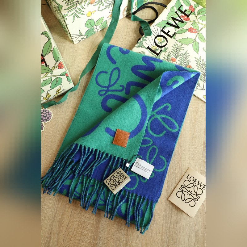 羅字母塗鴉圍巾 比做工 比配件 比精緻度 羅意威塗鴉款雙面圍巾，男女同款。loe