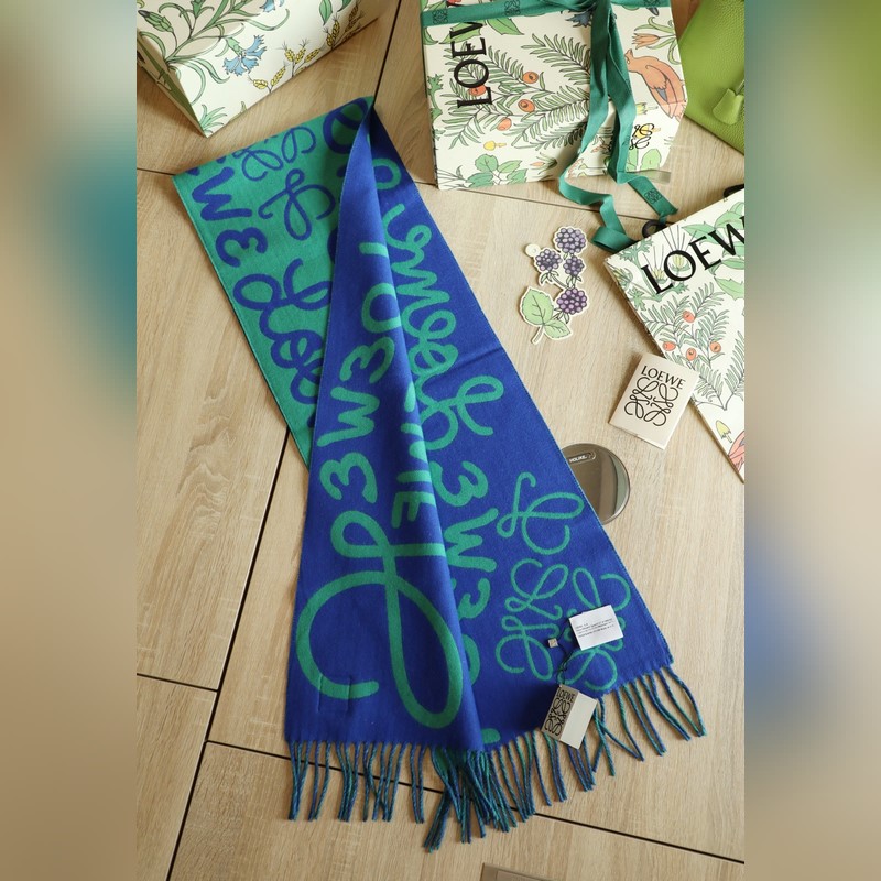 羅字母塗鴉圍巾 比做工 比配件 比精緻度 羅意威塗鴉款雙面圍巾，男女同款。loe