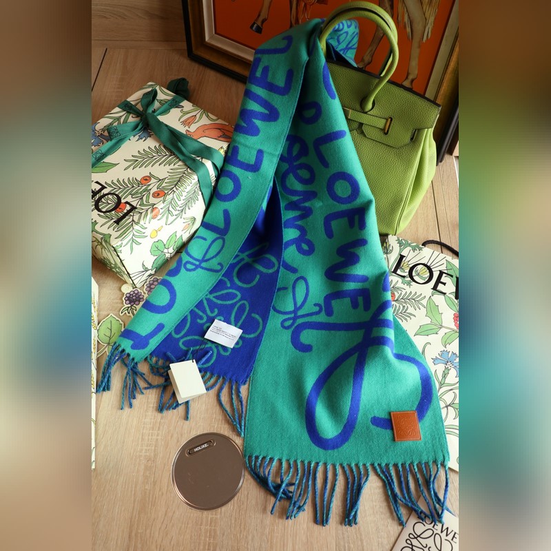 羅字母塗鴉圍巾 比做工 比配件 比精緻度 羅意威塗鴉款雙面圍巾，男女同款。loe