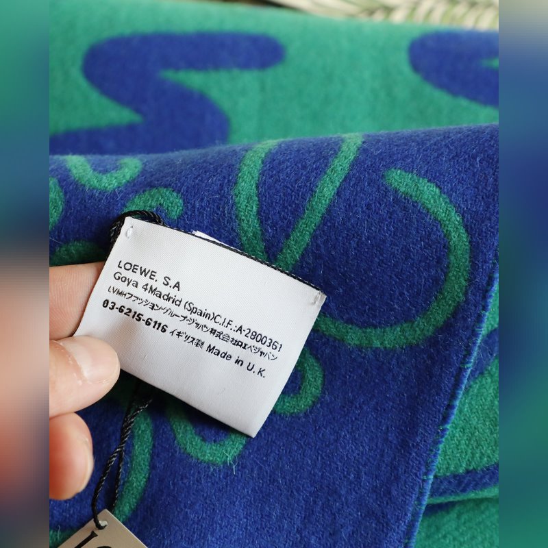 羅字母塗鴉圍巾 比做工 比配件 比精緻度 羅意威塗鴉款雙面圍巾，男女同款。loe