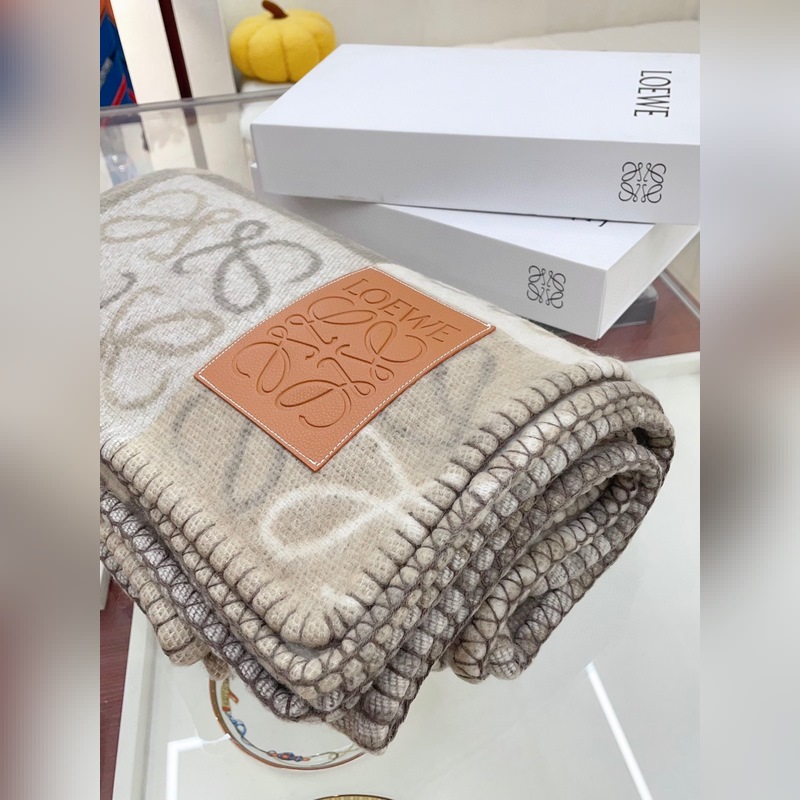 獨家供貨，羅意威LOEWE棋盤格羊絨毛毯  羅意威作為西班牙ES的頂尖奢侈品牌
