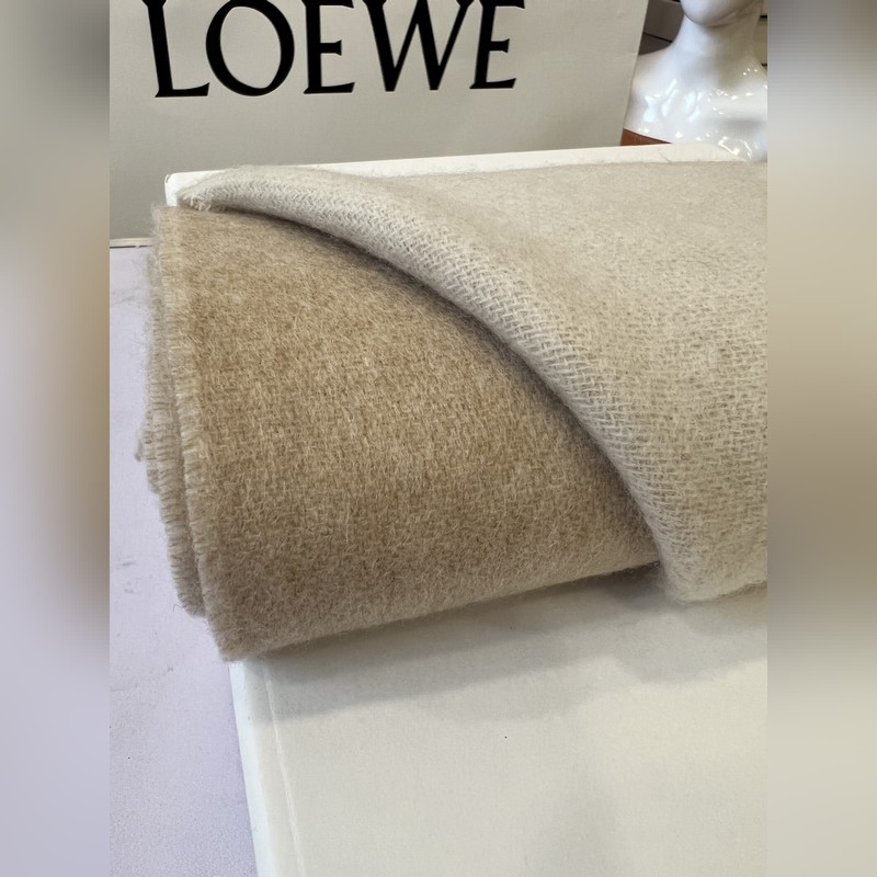 男士圍巾最帥的一款 Loewe專櫃爆掉的款 配色實(shí)屬好看 非常百搭 怎麼戴怎麼好