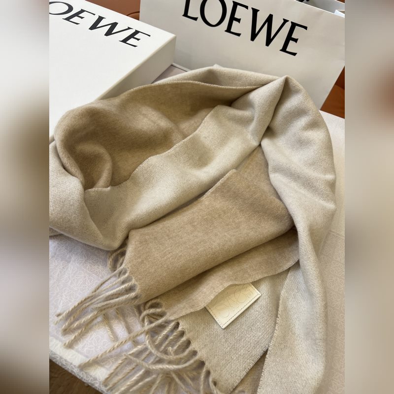 男士圍巾最帥的一款 Loewe專櫃爆掉的款 配色實(shí)屬好看 非常百搭 怎麼戴怎麼好