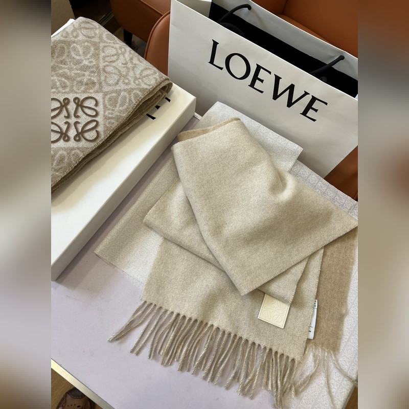 男士圍巾最帥的一款 Loewe專櫃爆掉的款 配色實(shí)屬好看 非常百搭 怎麼戴怎麼好