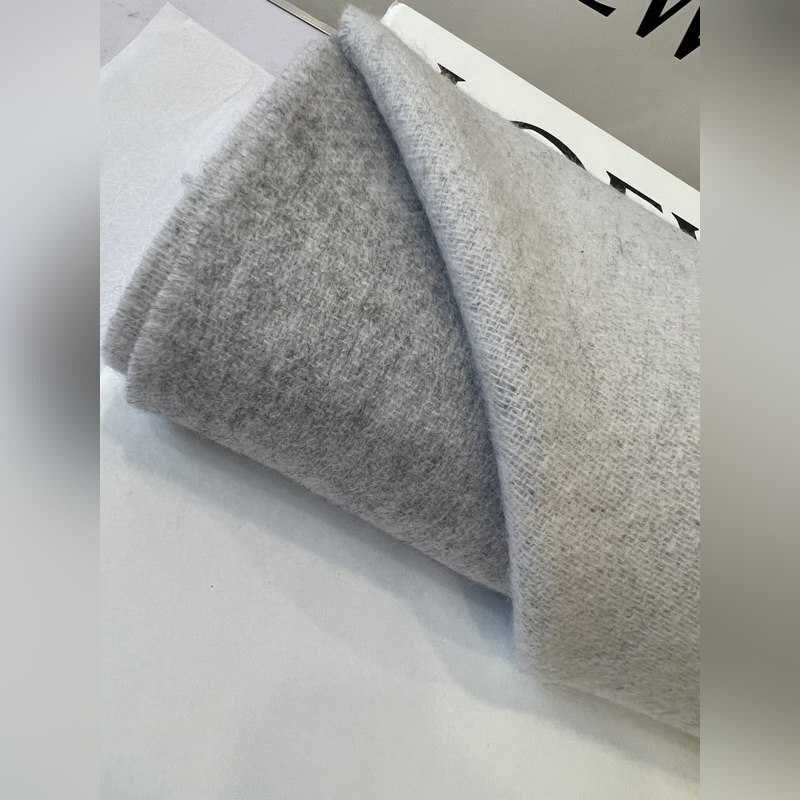 男士圍巾最帥的一款 Loewe專(zhuān)櫃爆掉的款 配色實(shí)屬好看 非常百搭 怎麼戴怎麼好