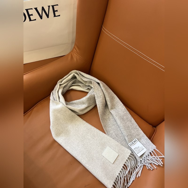 男士圍巾最帥的一款 Loewe專(zhuān)櫃爆掉的款 配色實(shí)屬好看 非常百搭 怎麼戴怎麼好