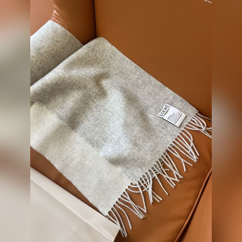 男士圍巾最帥的一款 Loewe專(zhuān)櫃爆掉的款 配色實(shí)屬好看 非常百搭 怎麼戴怎麼好