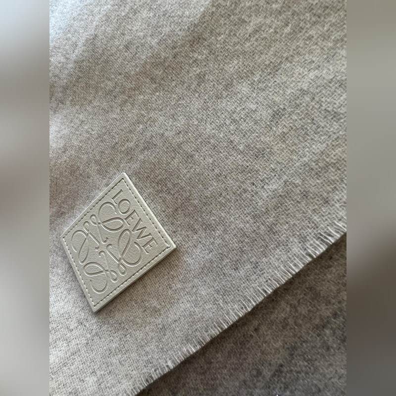 男士圍巾最帥的一款 Loewe專(zhuān)櫃爆掉的款 配色實(shí)屬好看 非常百搭 怎麼戴怎麼好