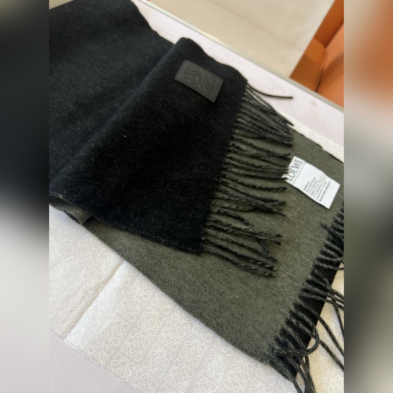 男士圍巾最帥的一款 Loewe專櫃爆掉的款 配色實(shí)屬好看 非常百搭 怎麼戴怎麼好