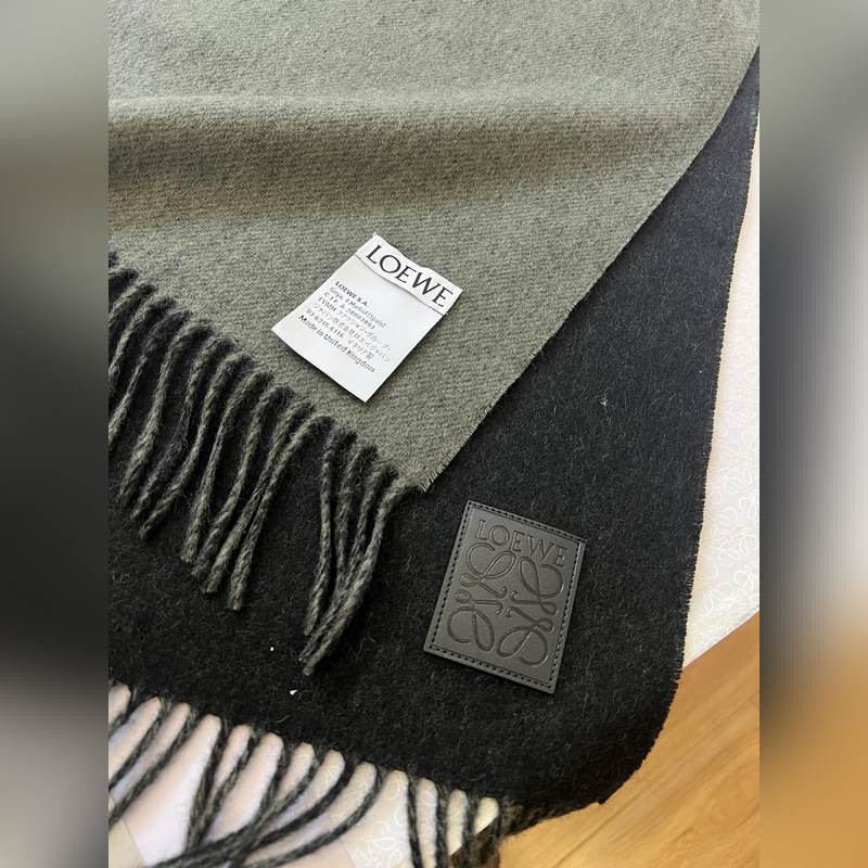 男士圍巾最帥的一款 Loewe專櫃爆掉的款 配色實(shí)屬好看 非常百搭 怎麼戴怎麼好