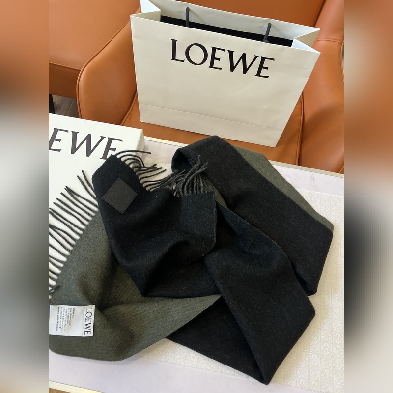 男士圍巾最帥的一款 Loewe專櫃爆掉的款 配色實(shí)屬好看 非常百搭 怎麼戴怎麼好