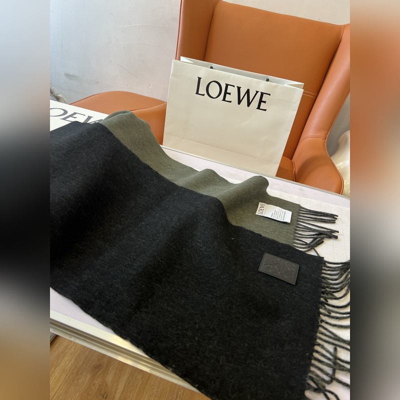 男士圍巾最帥的一款 Loewe專櫃爆掉的款 配色實(shí)屬好看 非常百搭 怎麼戴怎麼好