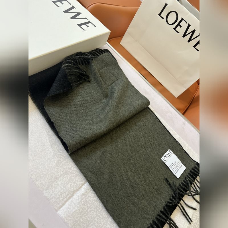 男士圍巾最帥的一款 Loewe專櫃爆掉的款 配色實(shí)屬好看 非常百搭 怎麼戴怎麼好