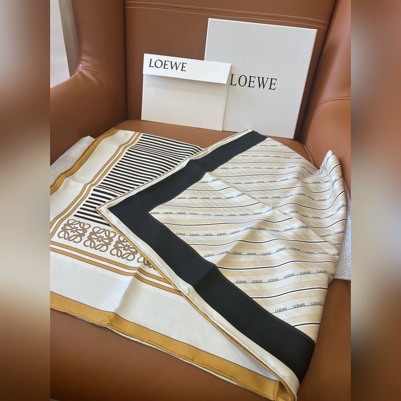 LOEWE 拼色條紋 卡其色 Size：90x90cm 100%真絲 貴族感滿屏