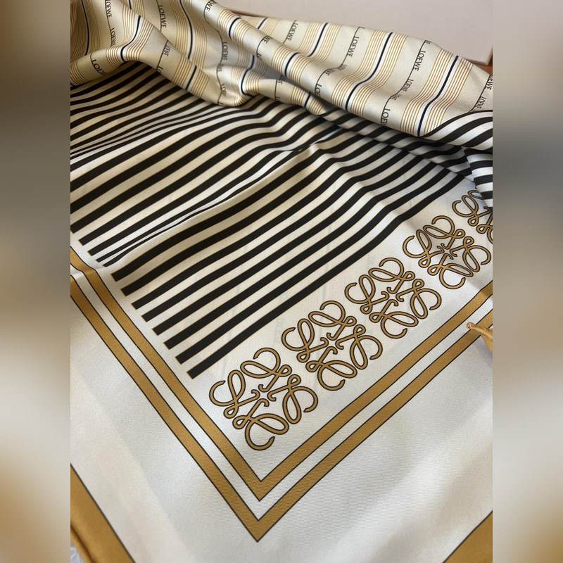 LOEWE 拼色條紋 卡其色 Size：90x90cm 100%真絲 貴族感滿屏