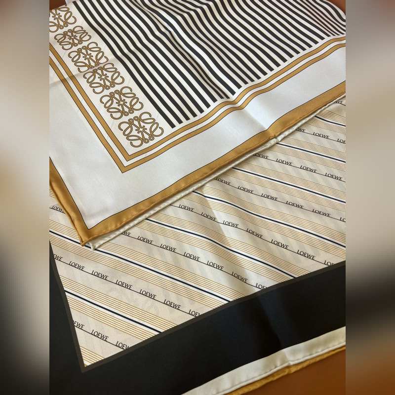 LOEWE 拼色條紋 卡其色 Size：90x90cm 100%真絲 貴族感滿屏