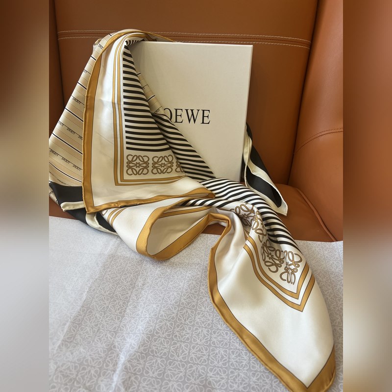 LOEWE 拼色條紋 卡其色 Size：90x90cm 100%真絲 貴族感滿屏