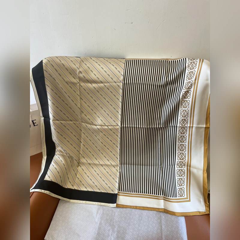 LOEWE 拼色條紋 卡其色 Size：90x90cm 100%真絲 貴族感滿屏