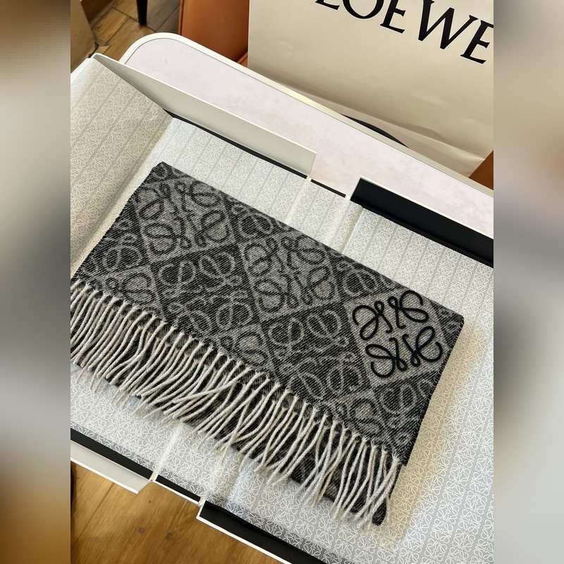 火爆全網的 Loewe ，原單品質！ · - 雙面Anagram 緹花圖案 黑灰