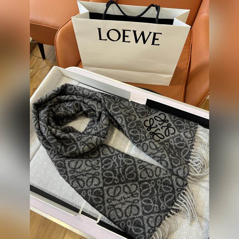 火爆全網的 Loewe ，原單品質！ · - 雙面Anagram 緹花圖案 黑灰
